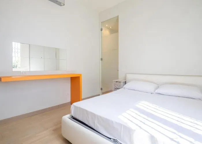 Small & Charming 1-Br Apt